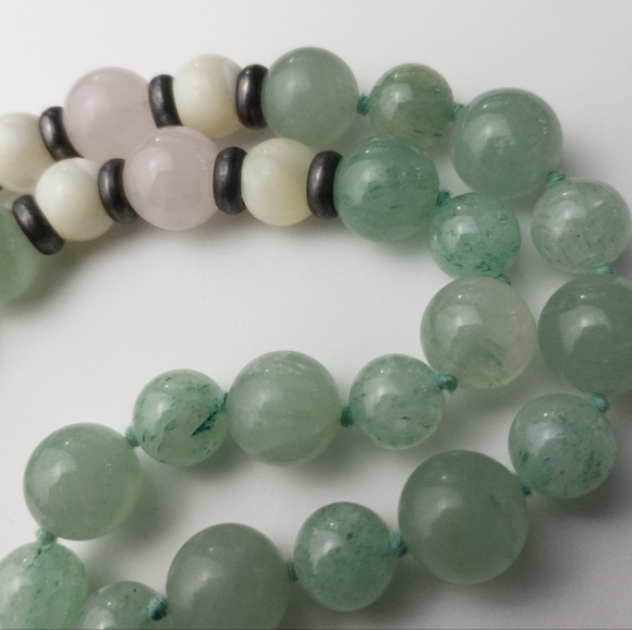 Vintage Jade Necklace Beautiful Green Wh Rose Translucent Ornate Metal Closure - Picture 5 of 7